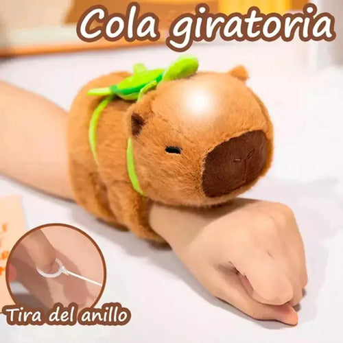 Peluche Pulsera Capibara 4 en 1 Musical y Giratorio Marrón · 16867 · foto 03