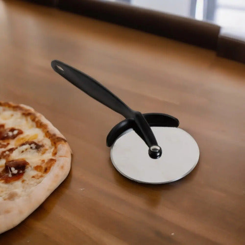 Cortador De Pizza Curvo Con Rueda De Acero De 8 Cm, Marca Point Negro