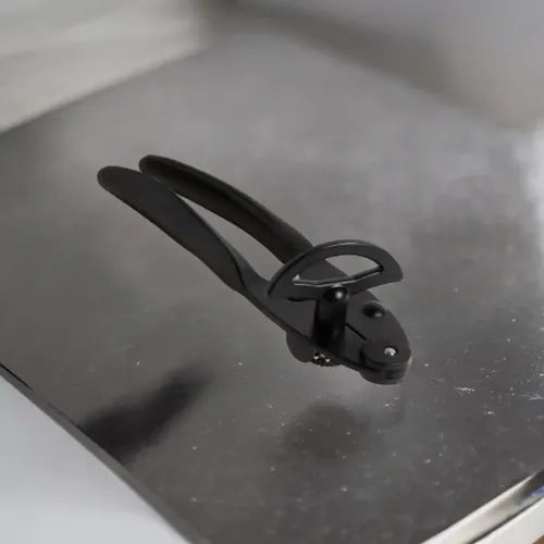 Abrelatas Manual Acero Inoxidable Negro Marca Point Curvo 17.5cm