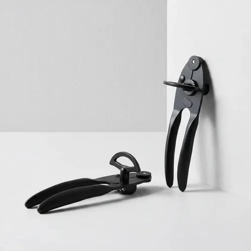Abrelatas Manual Acero Inoxidable Negro Marca Point Curvo 17.5cm