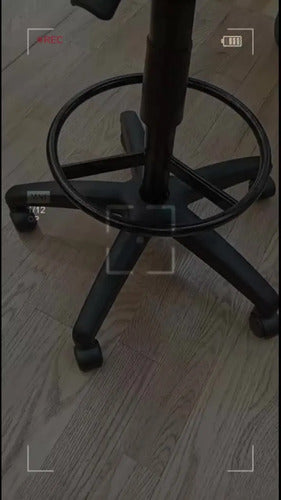 Silla Cajera Alta Con Apoyabrazos Y Ruedas Negro