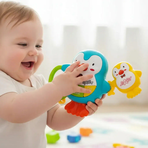 Sonajero Musical Bebé Diseño Mamá Pingüino Agua · 18104 · foto 07