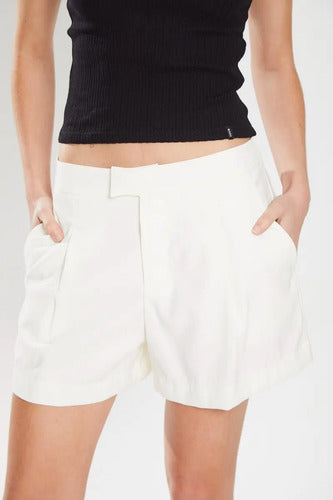 Short Tiro Medio De Simil Tencel Koxis Mujer Off White S